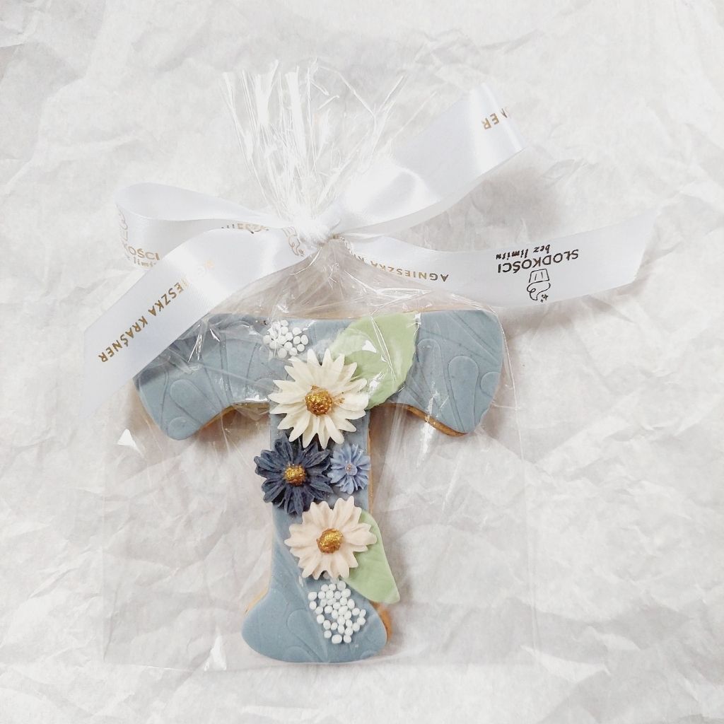 Literka dekorowana kwiatami (dowolna literka z alfabetu)