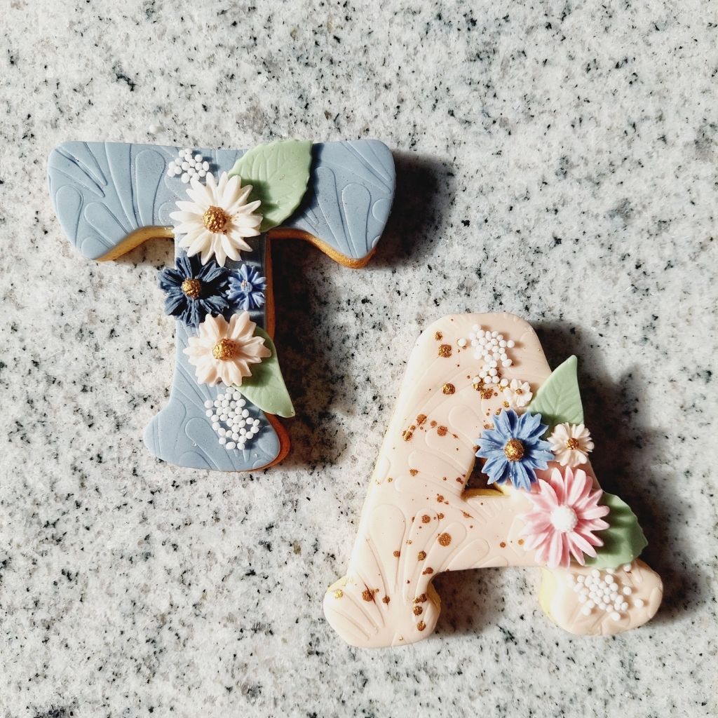 Literka dekorowana kwiatami (dowolna literka z alfabetu) - obrazek 5