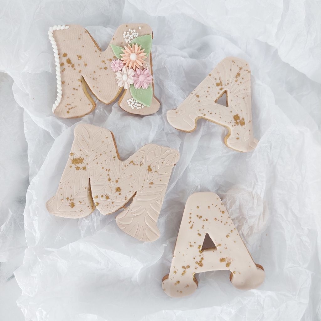 Literka dekorowana kwiatami (dowolna literka z alfabetu) - obrazek 3