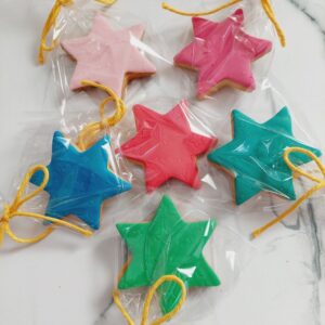 Ciastko gwiazdka, różne kolory, zapakowana w woreczek ze sznureczkiem