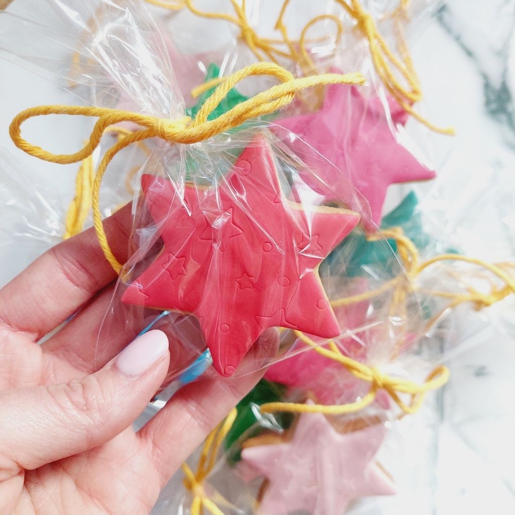 Ciastko gwiazdka, różne kolory, zapakowana w woreczek ze sznureczkiem - obrazek 4