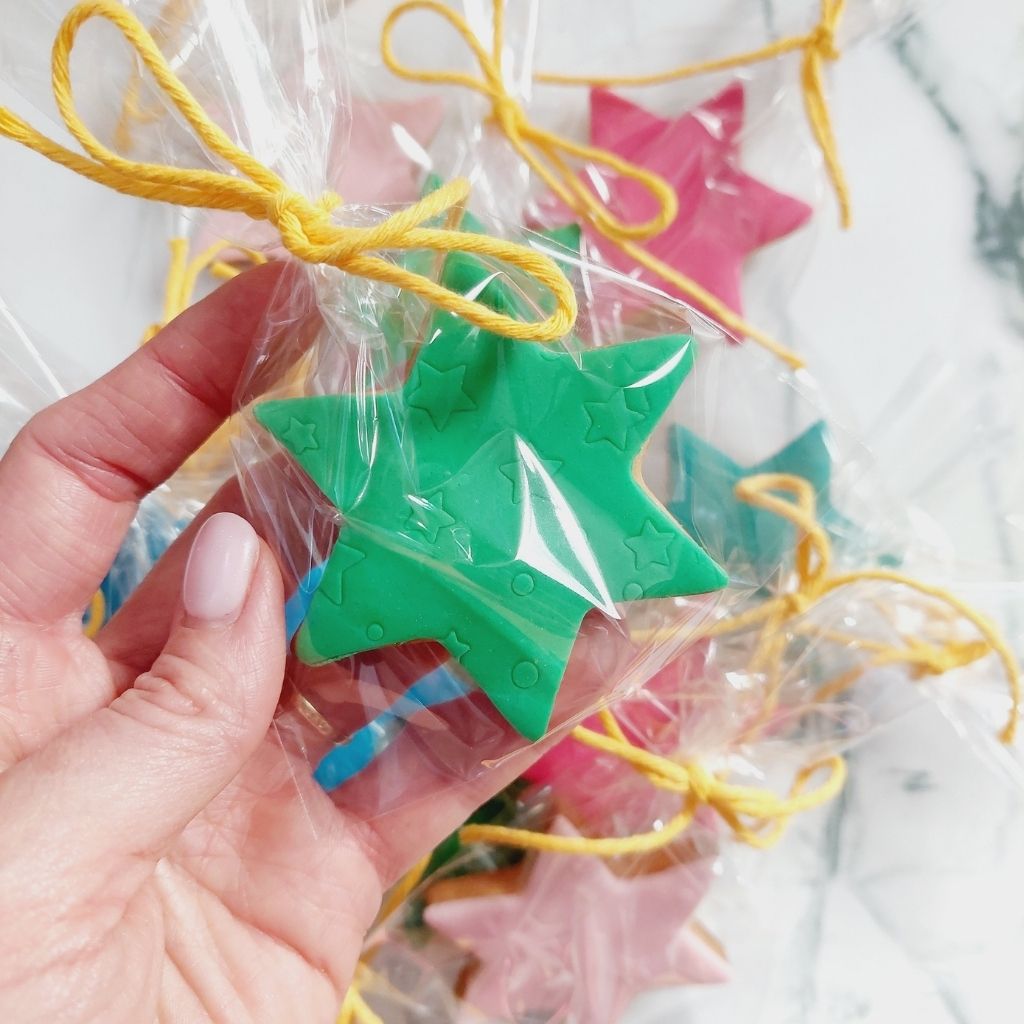 Ciastko gwiazdka, różne kolory, zapakowana w woreczek ze sznureczkiem - obrazek 2