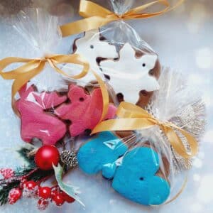 Pierniczki na choinkę dekorowane naturalne.